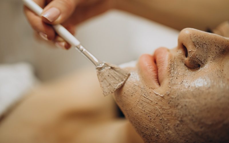 mujer-visitando-cosmetologa-realizando-procedimientos-rejuvenecimiento_1303-26056