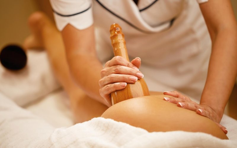 primer-plano-mujer-masaje-anticelulitico-tratamiento-maderoterapia-spa_637285-2132